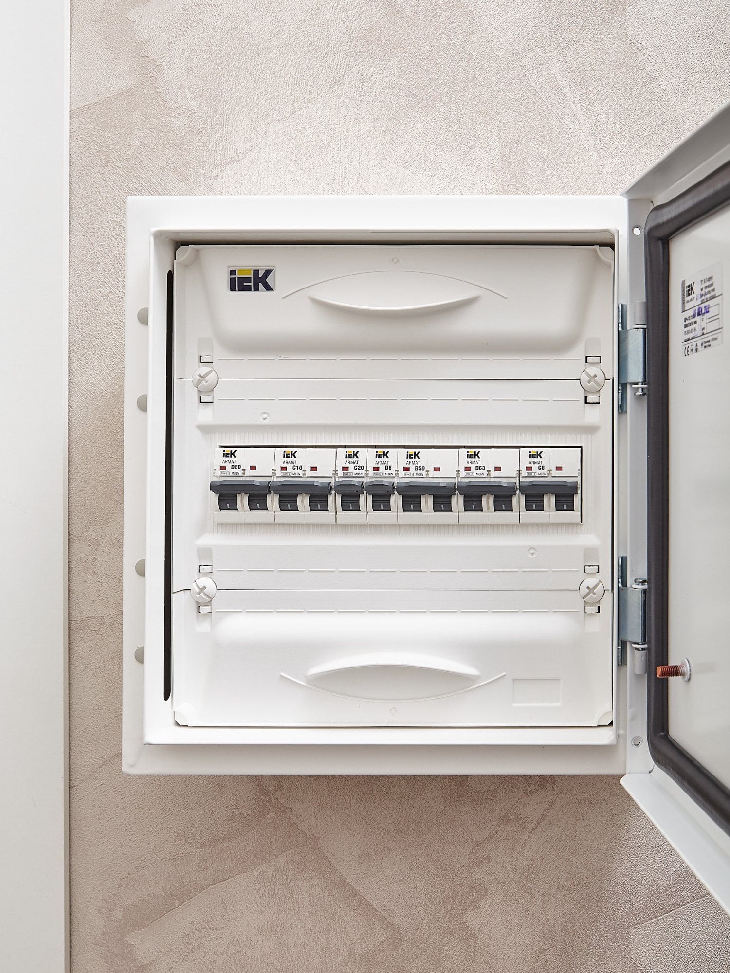 ARMAT Автоматический выключатель M06N 1P C 20А IEK